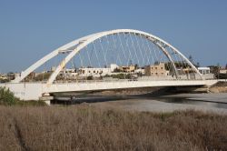 Ponte nei pressi di Enna, Sicilia - un ponte in acciaio a campana unica nei dintorni della città di Enna, capoluogo dell'omonima provincia e "centro geografico" della Sicilia. - ...