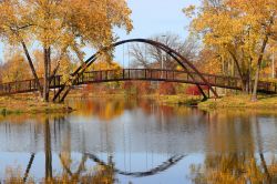 Un ponte nel parco cittadino di Madison, Wisconsin, con foliage autunnale. I colori dell'autunno si riflettono nel lago Mendota.




