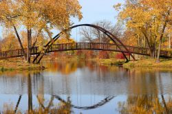 Un ponte nel parco cittadino di Madison, Wisconsin, con foliage autunnale. I colori dell'autunno si riflettono nel lago Mendota.




