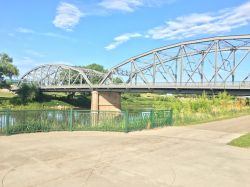 Un ponte nella città di Grand Forks, North Dakota (USA). Siamo nella terza più popolosa località di questo stato americano.
