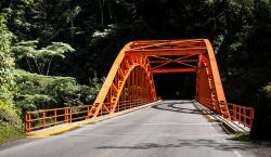 Un ponte nella giungla di Junin, Perù. Questa località incastonata a 4270 metri di altitudine nella Cordigliera centrale del Perù è famosa perché Simon Bolivar ...