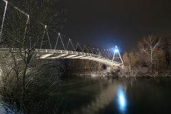 Un ponte pedonale sul fiume Adda vicino Albosaggia in Valtellina