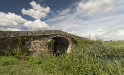 Un vecchio ponte sul Naviglio di Bereguardo nei pressi di Abbiategrasso - © Claudio Giovanni Colombo / Shutterstock.com