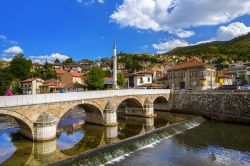 Un ponte sul vecchio centro storico di Sarajevo, la capitale della Bosnia - Erzegovina
