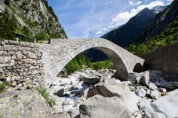 Un ponte visibile lungo la strada che conduce al Passo del San Gottardo, in Svizzera.
