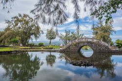 Un ponticello in pietra nel giardino giapponese di Hilo, Hawaii.
