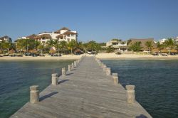 Un ponticello sull'acqua a Puerto Morelos, Yucatan, Messico.
