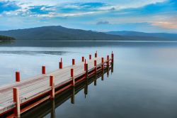 Un pontile in legno sul lago Akan, Akan National Park, Giappone.
