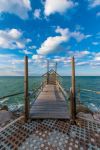 Un pontile sul mare Adriatico a Termoli, borgo costiero del Molise - © ValerioMei / Shutterstock.com