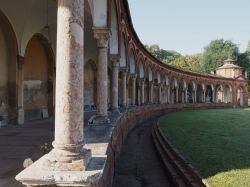 Un portico alla Certosa, il Cimitero Monumentale di Ferrara - © Gaia Conventi / Shutterstock.com