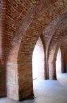 Un portico medievale nel centro storico di Chivasso, la porta del Canavese in Piemonte