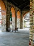 Un portico nel centro storico di Lanzo Torinese, Piemonte.