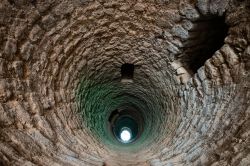 Un pozzo medievale moresco nel centro storico di Silves in Algarve, Portogallo.