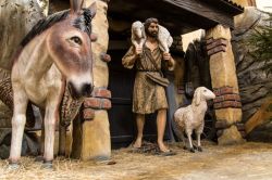 Un presepe nel parco della Grotta di Babbo Natale a Ornavasso - © www.grottadibabbonatale.it