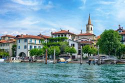 Un primo piano dell'Isola dei Pescatori, l'insediamento più a lungo abitato nell'arcipelago delle Isole Borromee, sul Lago Maggiore in Piemonte - © Andrew Buckin / Shutterstock.com ...