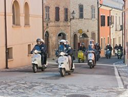 Un raduno di moto Vespa lungo le una strada di Verucchio, in Romagna - © ermess / Shutterstock.com