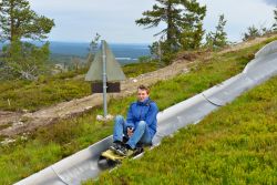 Un ragazzo si diverte sul Ruka Sled Track nel comprensorio sciistico di Ruka, Finlandia.
