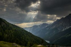 Un raggio di sole sulle montagne austriache a Sankt Jakob in Defereggen, Tirolo.
