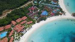 Un resort di lusso sulla spiaggia dell'isola di Redang, Malesia, visto durante un volo in elicottero.
