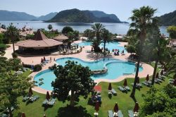 Un resort di Marmaris sulla costa di Icmeler, Turchia. Di fronte all'hotel, nel Mare Egeo, ci sono alcuni piccoli isolotti - © Bulent Demir / Shutterstock.com