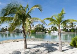 Un resort turistico lungo il canale sull'isola di New Providence, Bahamas. Siamo sull'isola più popolata delle Bahamas: su una superficie di circa 207 chilometri quadrati abitano ...