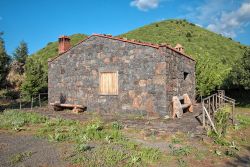 Un rifugio in pietra sulle pendici dell'Etna. Siamo nei pressi di Bronte in Sicilia