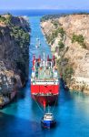 Un rimorchiatore traina una nave merci nel Canale di Corinto, Grecia.

