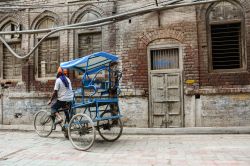 Un risciò lungo le strade del centro di Amritsar, Punjab, India. Siamo in una delle più grandi località dello stato indiano del Punjab oltre che in una città santa ...