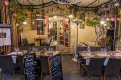 Un ristorante a Mougins in Francia, Costa Azzurra - © Fishman64 / Shutterstock.com