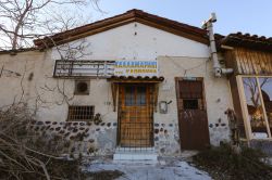 Un ristorante chiuso nei pressi del canale di Corinto, Grecia - © Logan Bush / Shutterstock.com