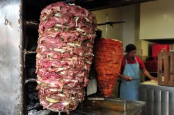 Un ristorante di carne da grigliare a Puebla, Messico. Gli spagnoli introdussero la carne degli animali domestici nell'alimentazione dei nativi messicani a partire dal 15° secolo - © ...