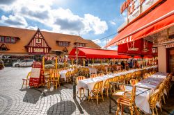 Un ristorante di fronte al mercato del pesce di Trouville-sur-Mer, sulla costa settentrionale francese - © RossHelen / Shutterstock.com