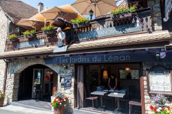 Dettaglio di un ristorante di Yvoire, cittadina turistica sulla sponda del Lago Lemano, al confine tra Francia e Svizzera - © Lewis Liu / Shutterstock.com