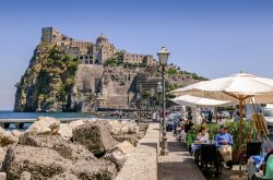 Un ristorante panoramico sull'isola di Ischia in Campania - © BlackMac / Shutterstock.com