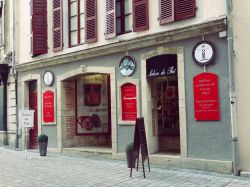 Un salone da the in una stradina del centro di Pau, Nuova Aquitania (Francia) - © Amy_Shot / Shutterstock.com