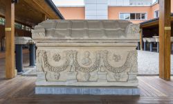 Un sarcofago con decorazioni in rilievo al Museo Archeologico di Selcuk, Turchia. Situato proprio di fronte all'ufficio del turismo, questo spazio museale ospita un'importante collezione ...