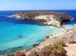 Un scorcio della costa sud di Lampedusa, con roccie bianche ed acqua turchese