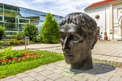 Un scultura davanti agli stabilimenti delle terme romane di Baden in Austria - © Maylat / Shutterstock.com