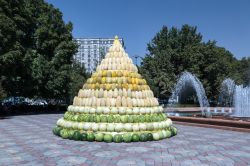 Un singolare monumento di meloni nel centro della città di Dushanbe, Tagikistan - © Philip Mowbray / Shutterstock.com
