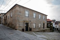 Un sobrio edificio in pietra nel cuore di Melgaco, villaggio a nord del Portogallo, al confine con la Galizia - © Dolores Giraldez Alonso / Shutterstock.com