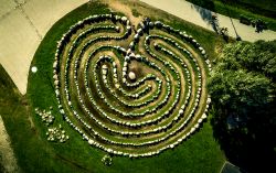 Un suggestivo labirinto in pietra in un parco di Siauliai, Lituania, fotografato dall'alto con un drone.



