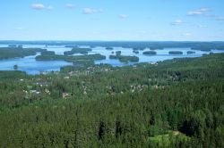 Un suggestivo paesaggio di Kuopio e della sua natura rigogliosa, Finlandia. Grazie al lago Kallavesi, che fa parte del bacino del Saimaa, la città è una delle principali rotte ...