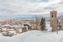 Un suggestivo paesaggio innevato di Campobasso, Molise, Italia. Con il tipico clima appenninico, i mesi invernali sono spesso caratterizzati da abbondanti nevicate per via anche delle gelide ...