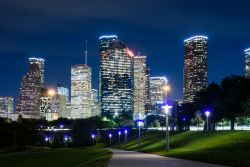 Un suggestivo panorama by night dei grattacieli di Houston, Texas, USA.
