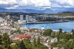 Un suggestivo panorama dall'alto di Puerto Montt, città costiera del Cile.
