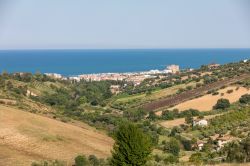 Un suggestivo panorama dall'alto di Roseto degli Abruzzi, Teramo (Abruzzo). La cittadina appartiene al gruppo delle cosiddette "sette sorelle", le principali località turistiche ...