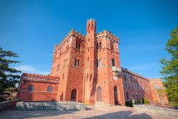 Un suggestivo panorama del castello di Brolio, Toscana. Questo edificio con i suoi giardini si trova nei pressi di San Regolo nel Comune di Gaiole in Chianti - © arkanto / Shutterstock.com ...