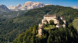 Un suggestivo panorama del castello Hohenwerfen con le Alpi Berchtesgaden sullo sfondo, Austria. Il nome di questa catena delle Alpi deriva dall'omonima cittadina che si trova proprio al ...