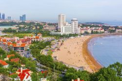 Un suggestivo panorama della città costiera di Qingdao, Cina. Questa città è rimasta un piccolo villaggio di pescatori sino al 1898 quando, dopo l'uccisione di due missionari ...