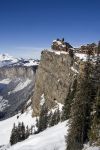 Un suggestivo panorama dello ski resort di Avoriaz, Francia, aggrappato sulla montagna.
